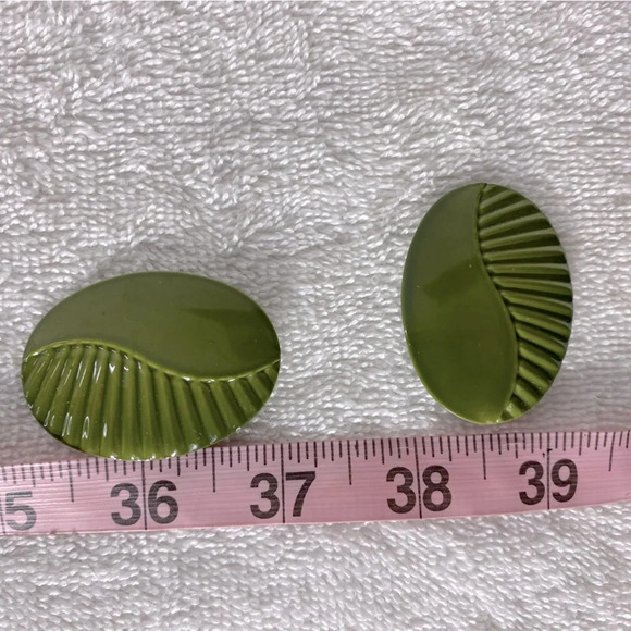 Vintage Avocado Green Painted Textured Metal Oval Clip On  Earrings - Picture 9 of 9